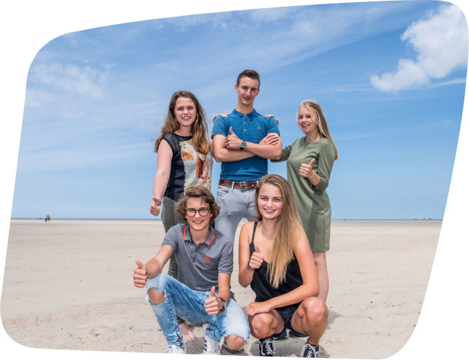 Jongeren op het strand