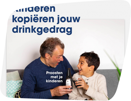 Vader en zoon proosten met bier en cola