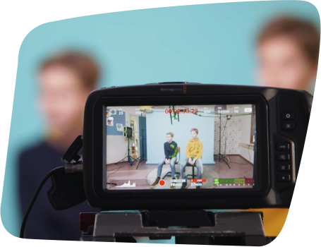 Twee leerlingen voor de camera