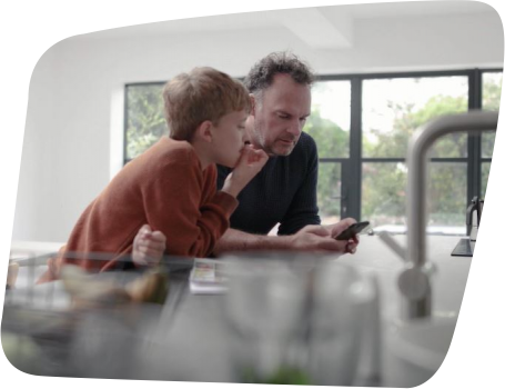 Vader en zoon kijken samen naar smartphone