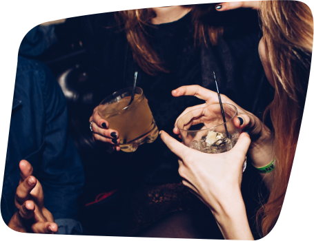Meisjes met cocktails