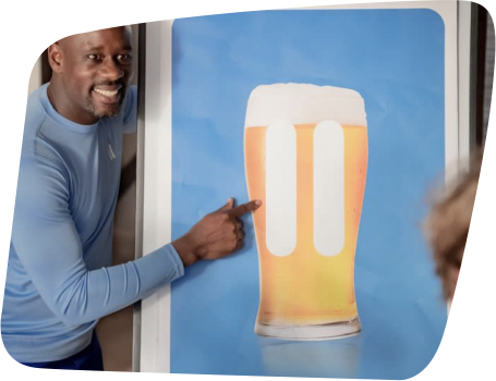 IkPas man wijst naar bord met biertje